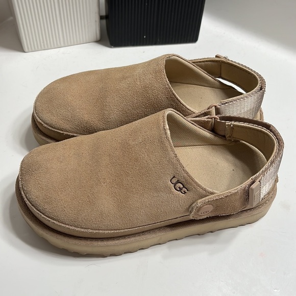 SOLD OUT EVERYWHERE Ugg Goldenstar Clogs in Driftwood Size 5 - Picture 4 of 7
